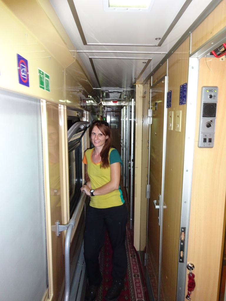 Tabea im Zug von Warschau nach Kiew