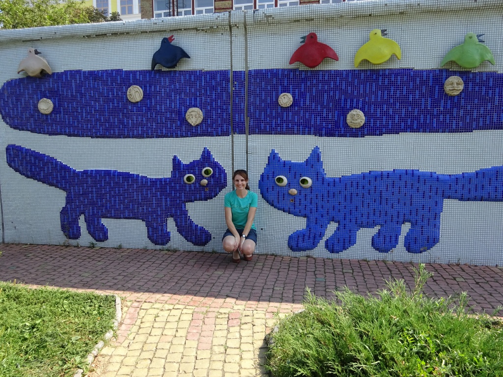 Katzen im Skulpturenpark „Pejsajnaja Allea“