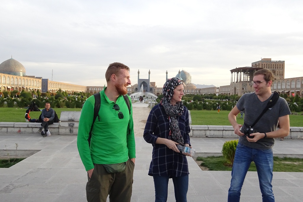 Matthias, Linda und Josua auf dem Imam-Platz