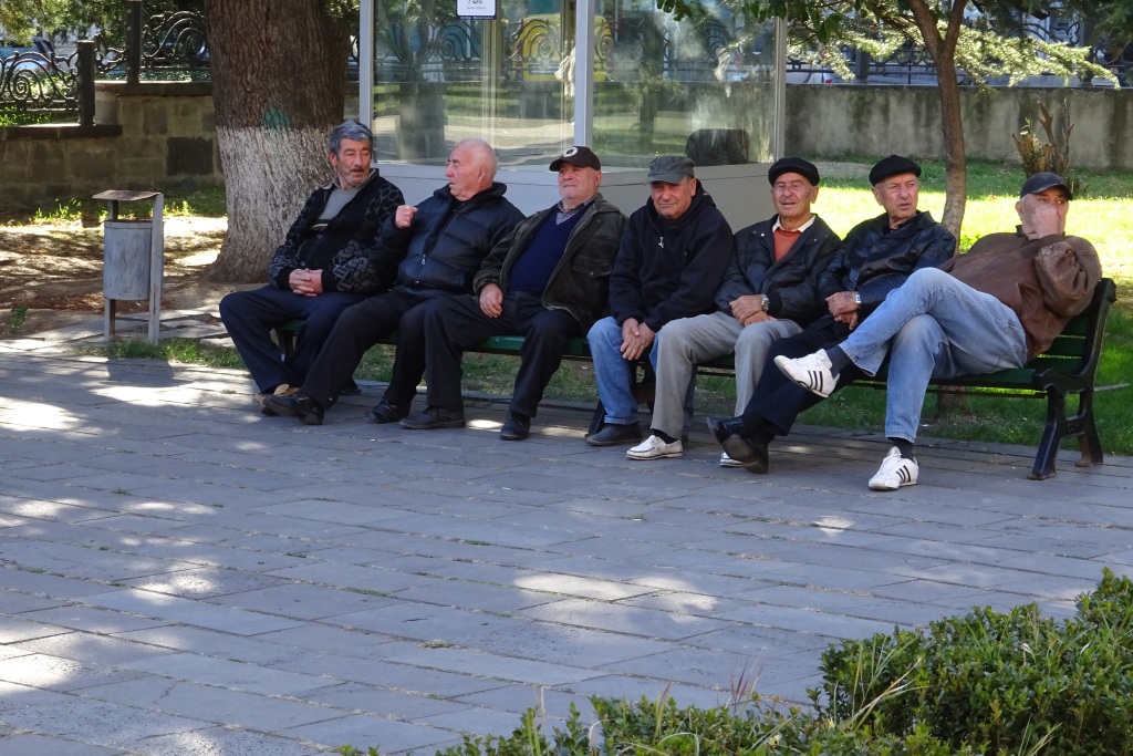 Herrenrunde vor dem Stalinmuseum in Gori