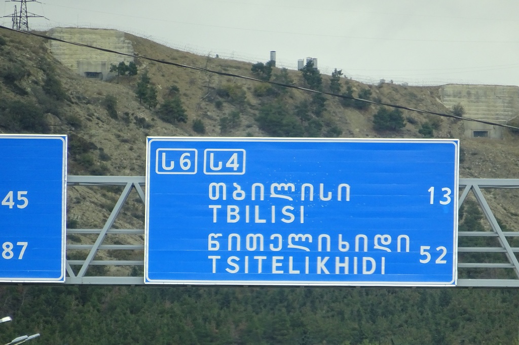 Straßenschild mit Tiflis