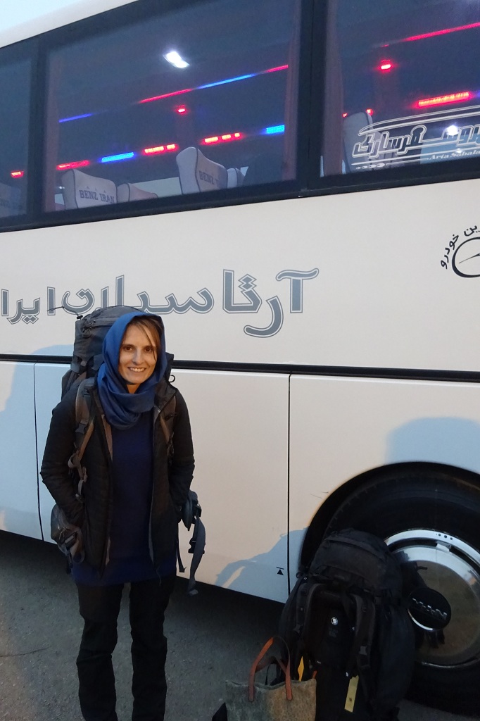 Tabea vor dem VIP Bus in Tabriz