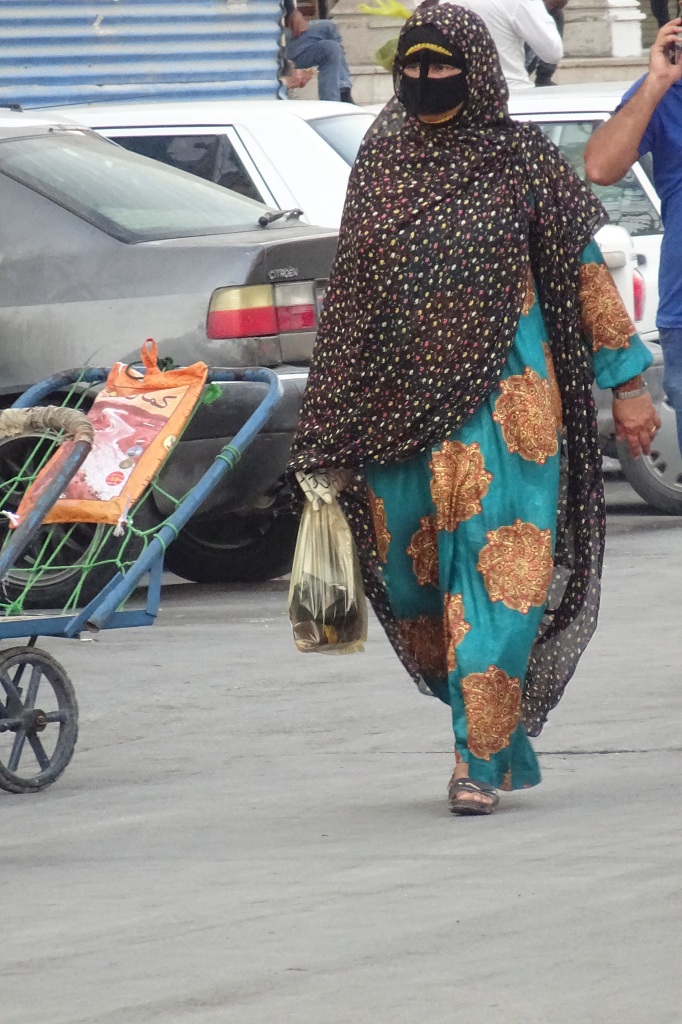 Frau mit Maske in Bandar Abbas