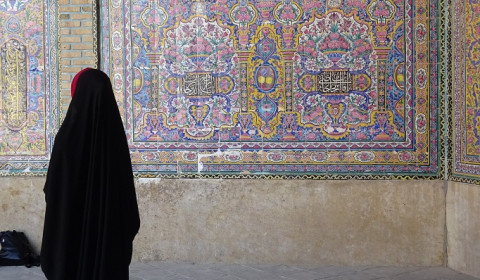 Iranerin im Innenhof der Moschee