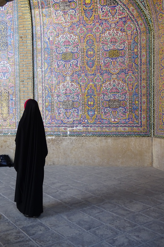 Iranerin im Innenhof der Moschee