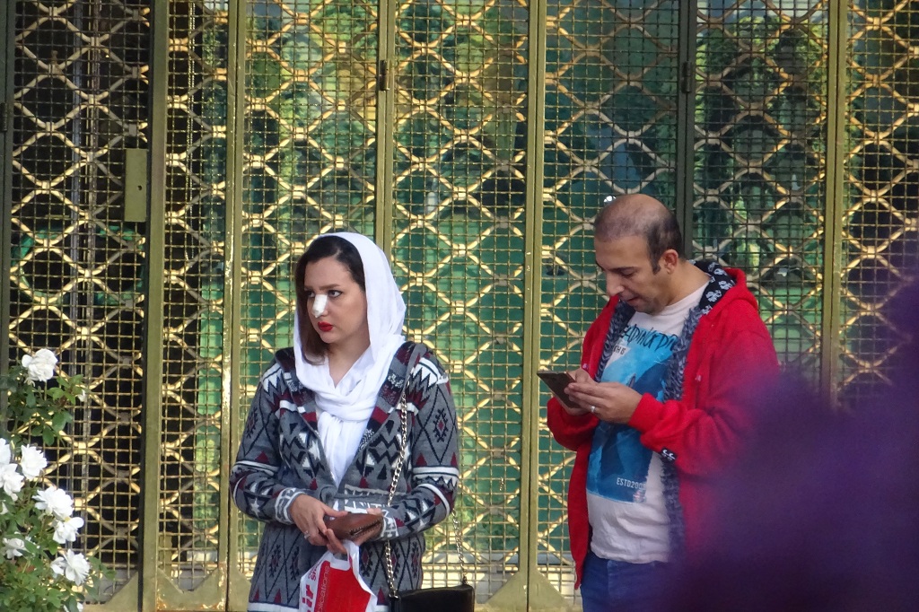 Iranerin mit Nasenpflaster
