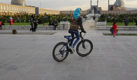 Mädchen auf dem Fahrrad in Isfahan