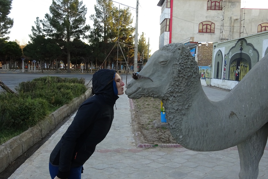 Tabea und eine Kamelstatue in Saraghs