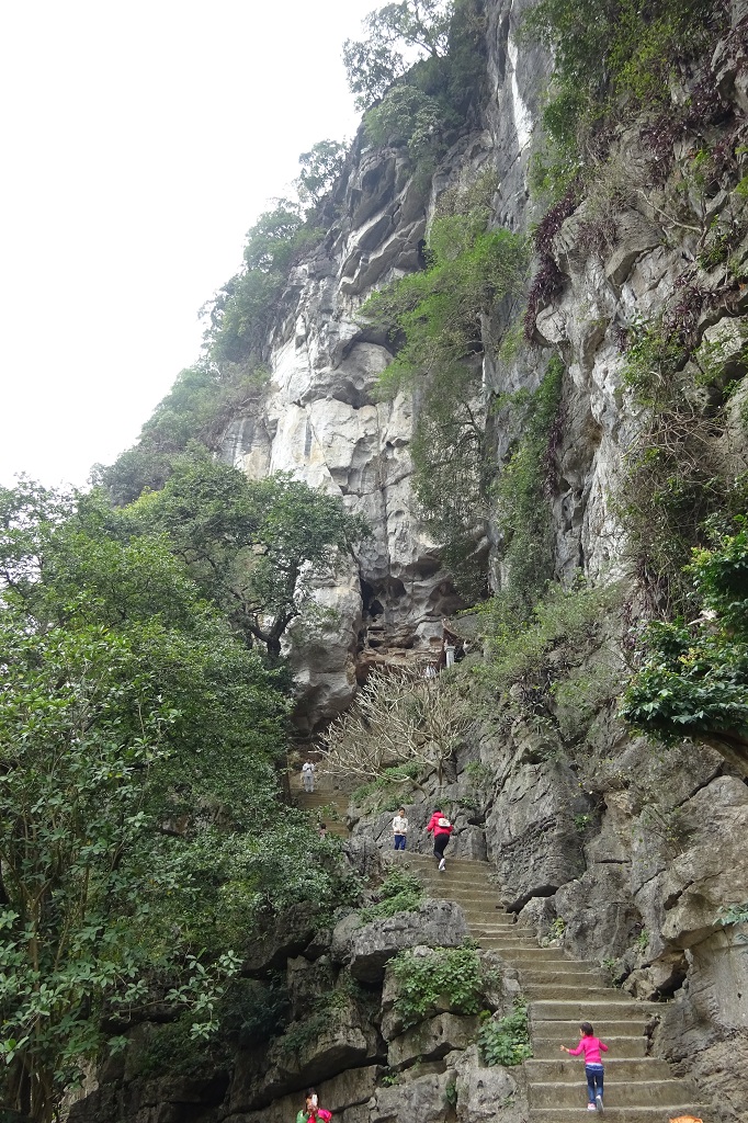 Aufstieg zum Eingang der Grotte