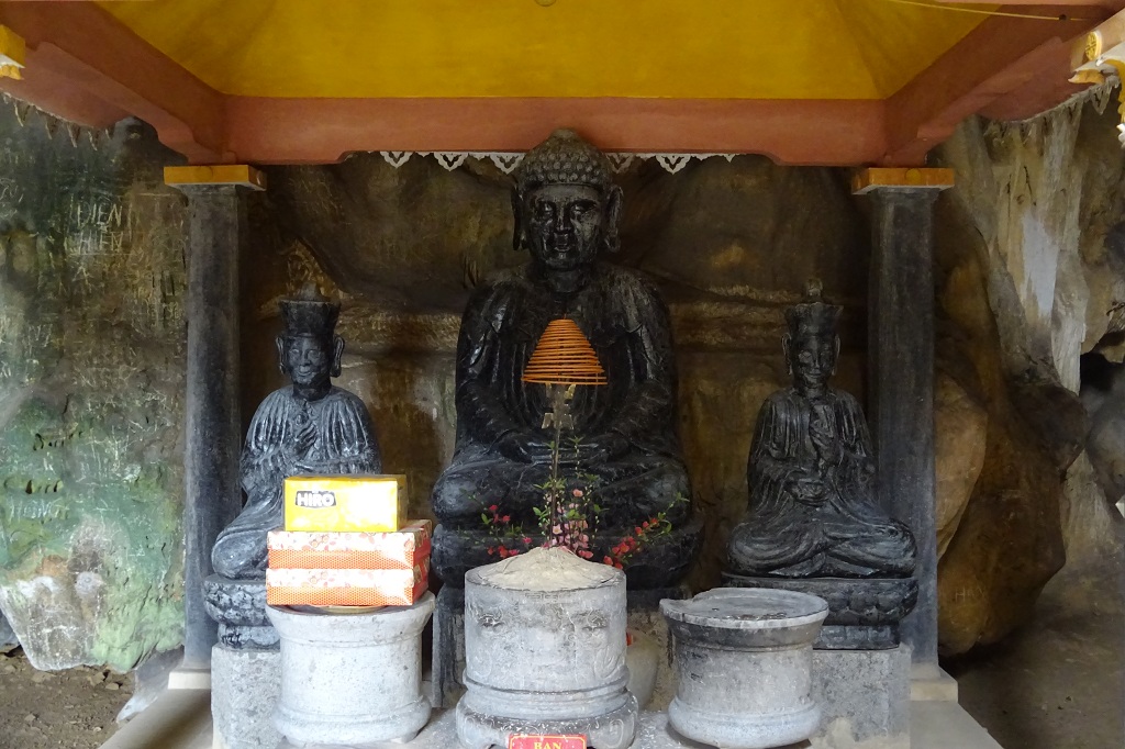 Drei schwarze Buddhafiguren
