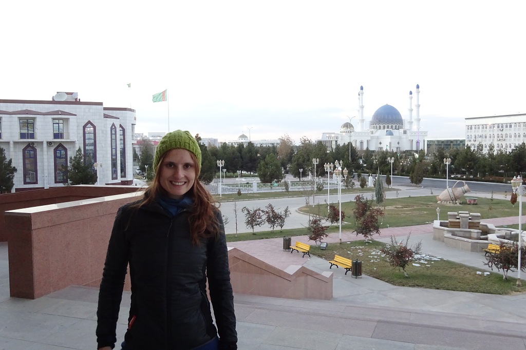 Gurbanguly Hajji Moschee im Hintergrund