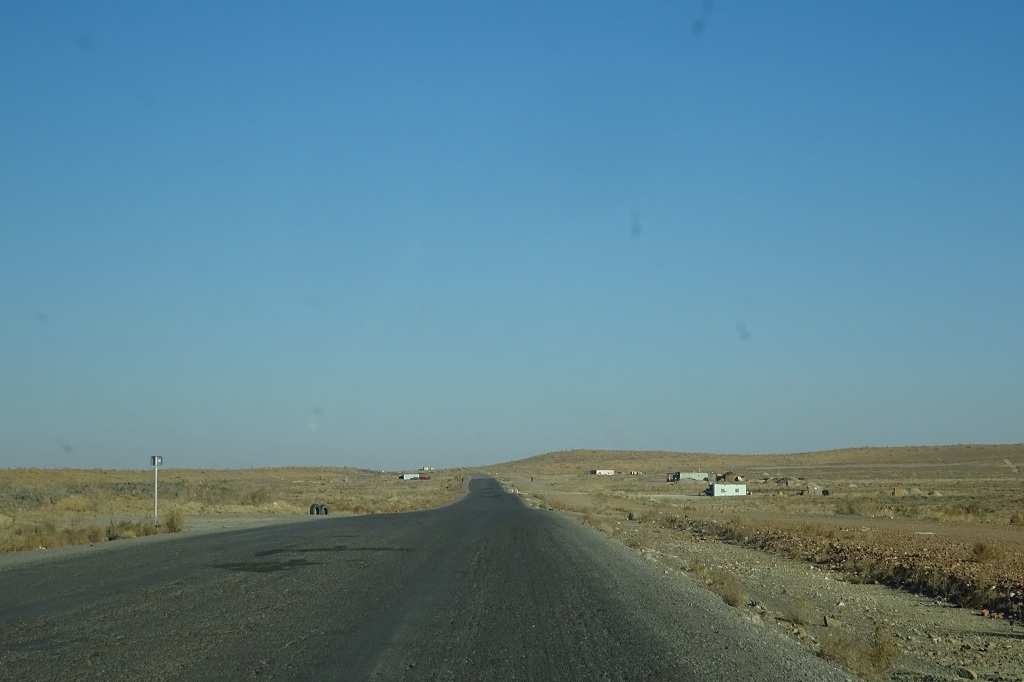 Autofahrt entlang der Wüste