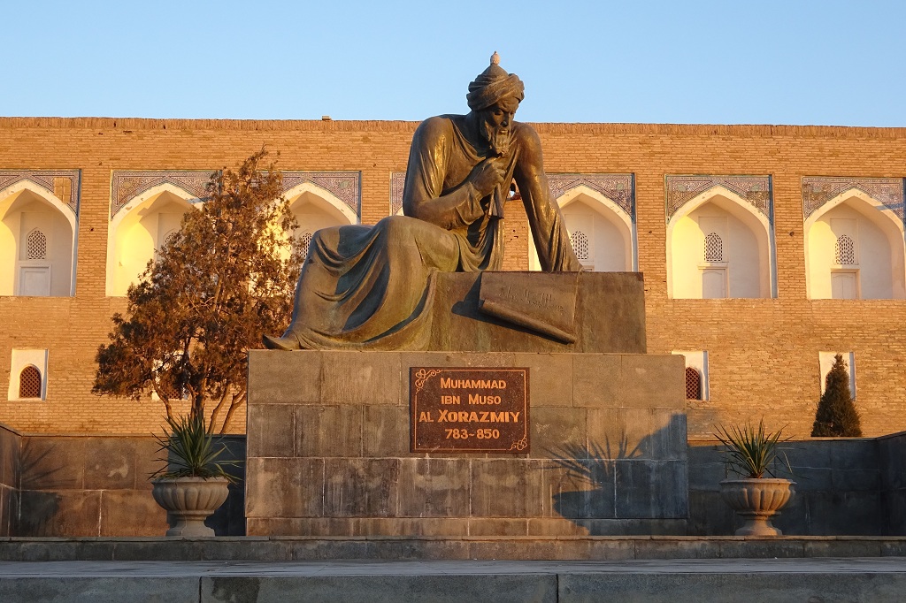 Statue von  Ibn Musa al-Chwarizmi