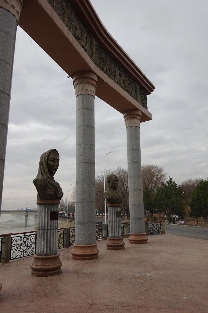 Monumente in Khujund
