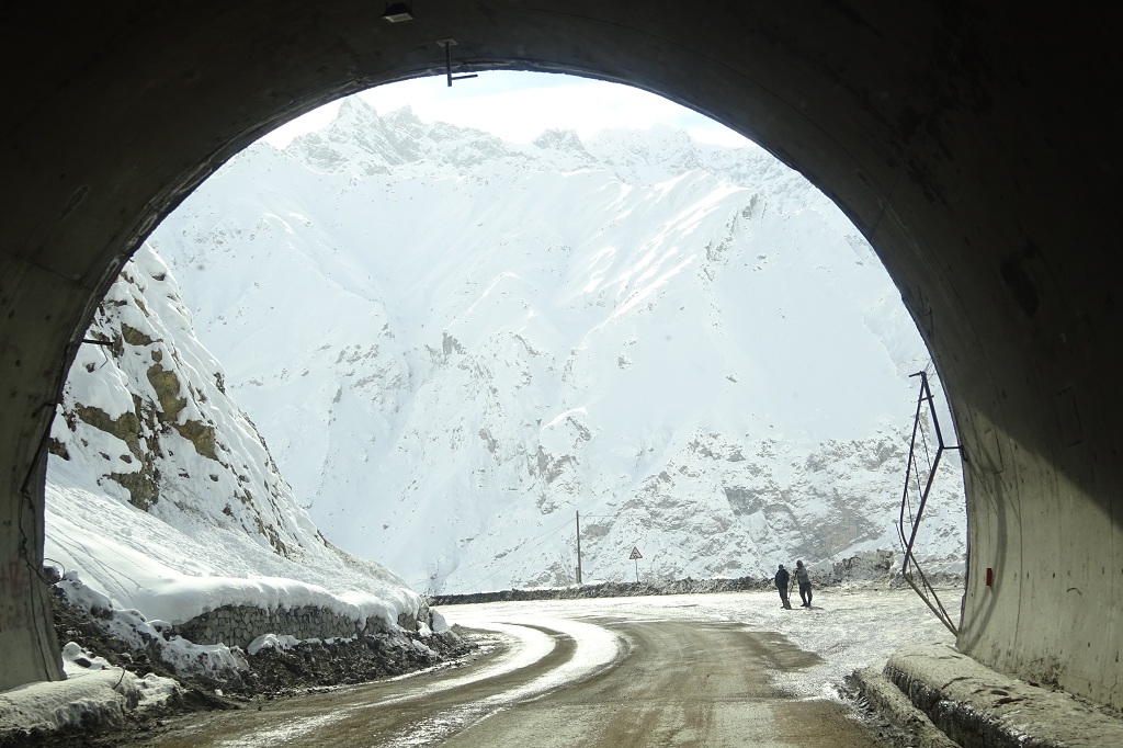 Fahrt durch einen Tunnel im Hochgebirge