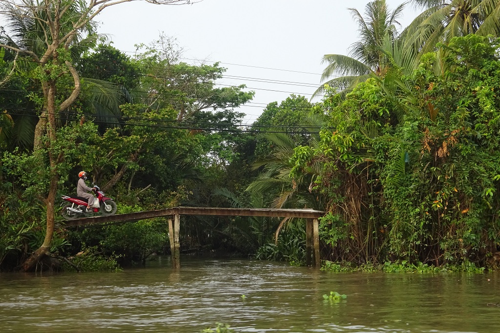 Holzbrücke über einen Mekongarm