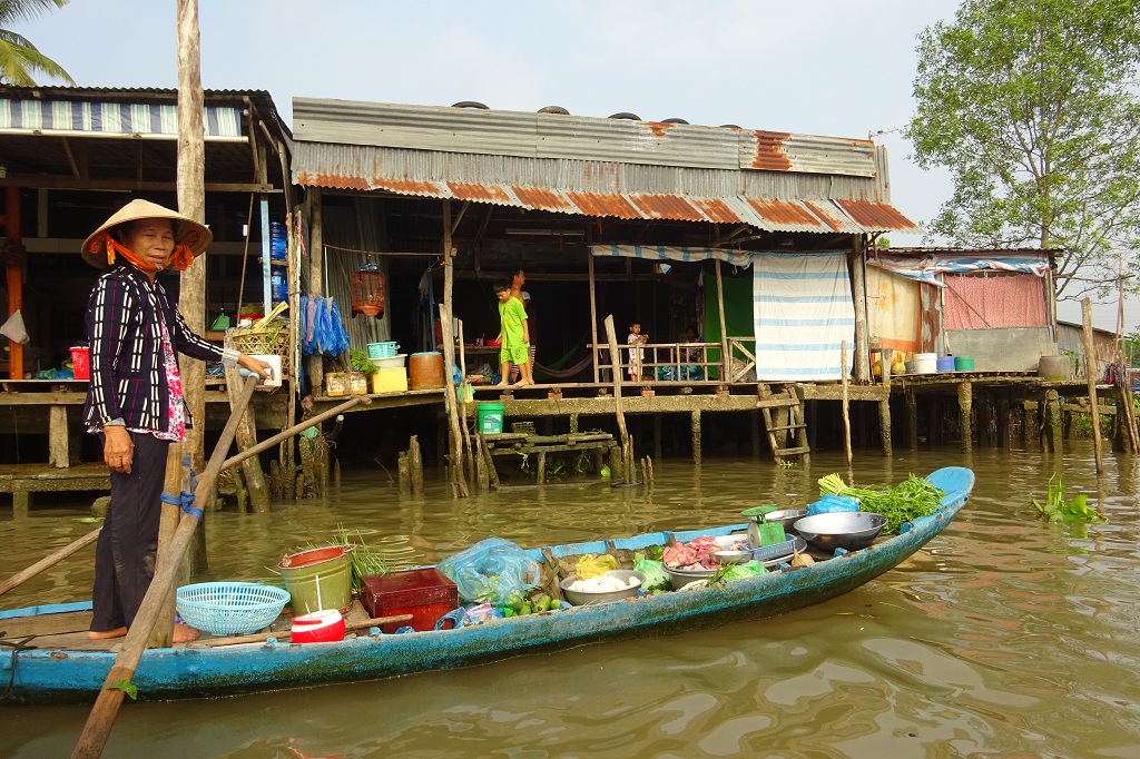 Bootsführerin im Mekong Delta in Vietnam
