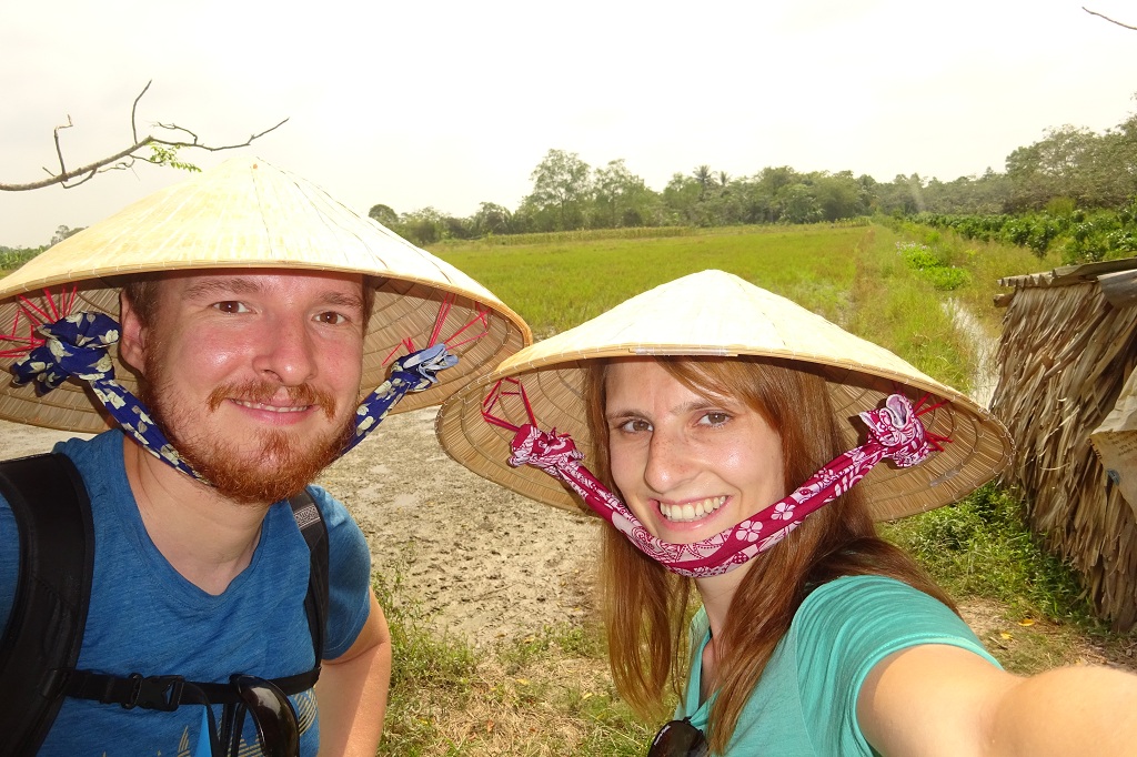 Wir vor den Reisfeldern im Mekong-Delta