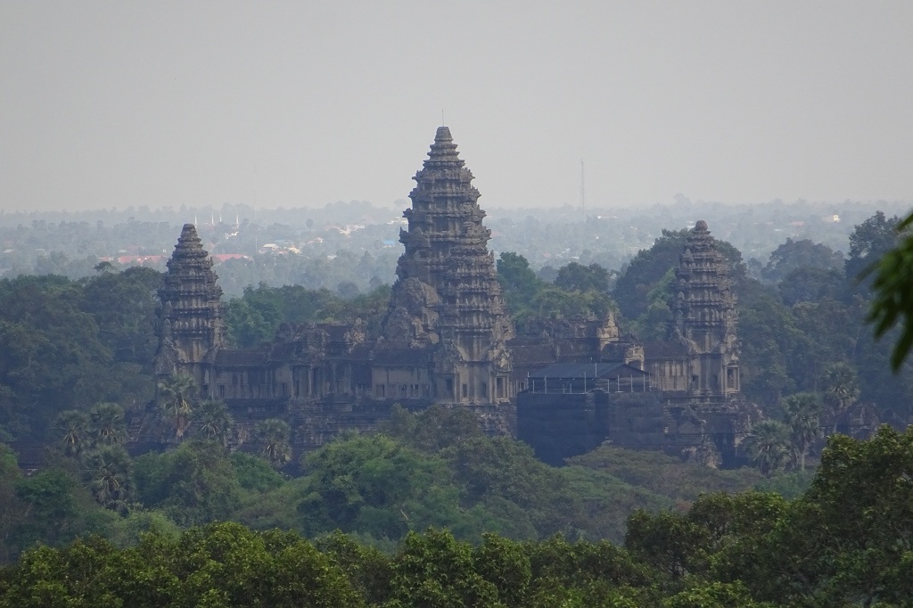 Tempelstadt Angkor Wat aus der Ferne