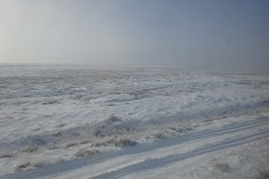 Steppe unter einer Schneedecke in Kasachstan