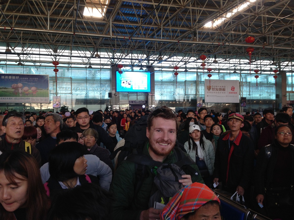 Matthias im Menschengewimmel auf dem Bahnhof in Kunming