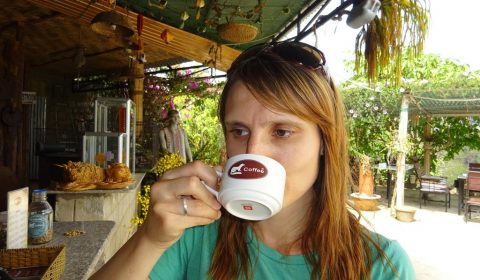 Tabea genießt Wiesel-Kaffee
