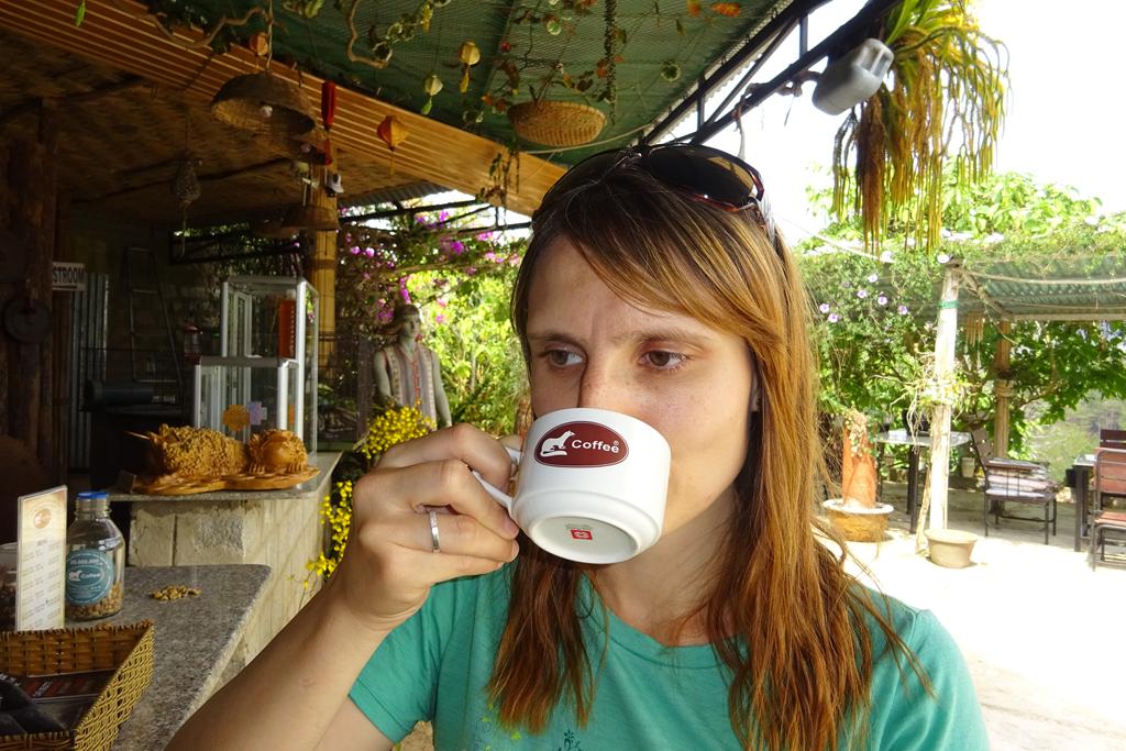 Tabea genießt Wiesel-Kaffee