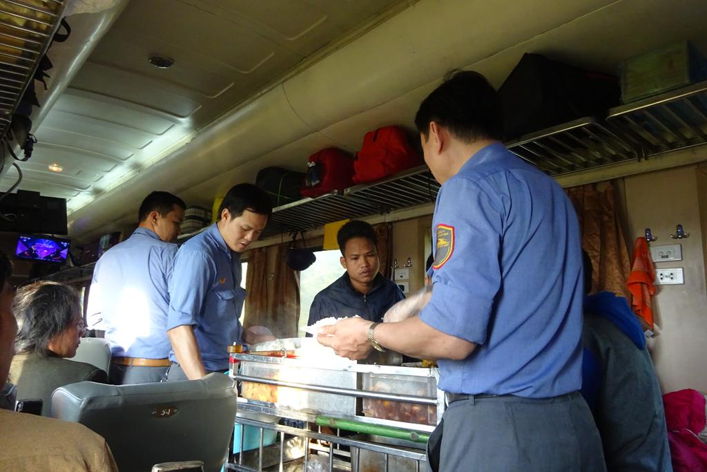 Essen im Zug auf der Zugfahrt nach Tuy Hòa