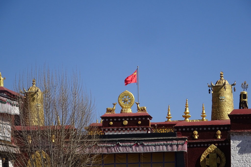 Chinesische Flagge auf dem Jokhang Tempel in Tibet