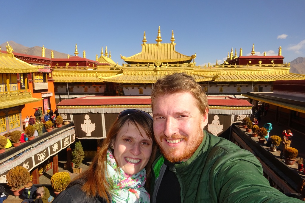 Wir auf dem Jokhang Tempel
