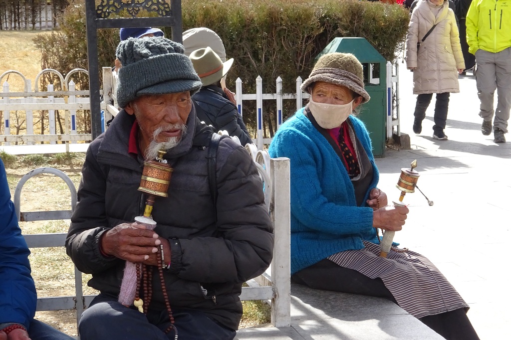 Tibeter mit Gebetsmühlen
