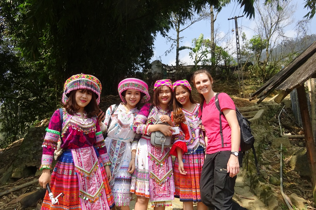 Selfi mit Touristinnen in H’mong Tracht