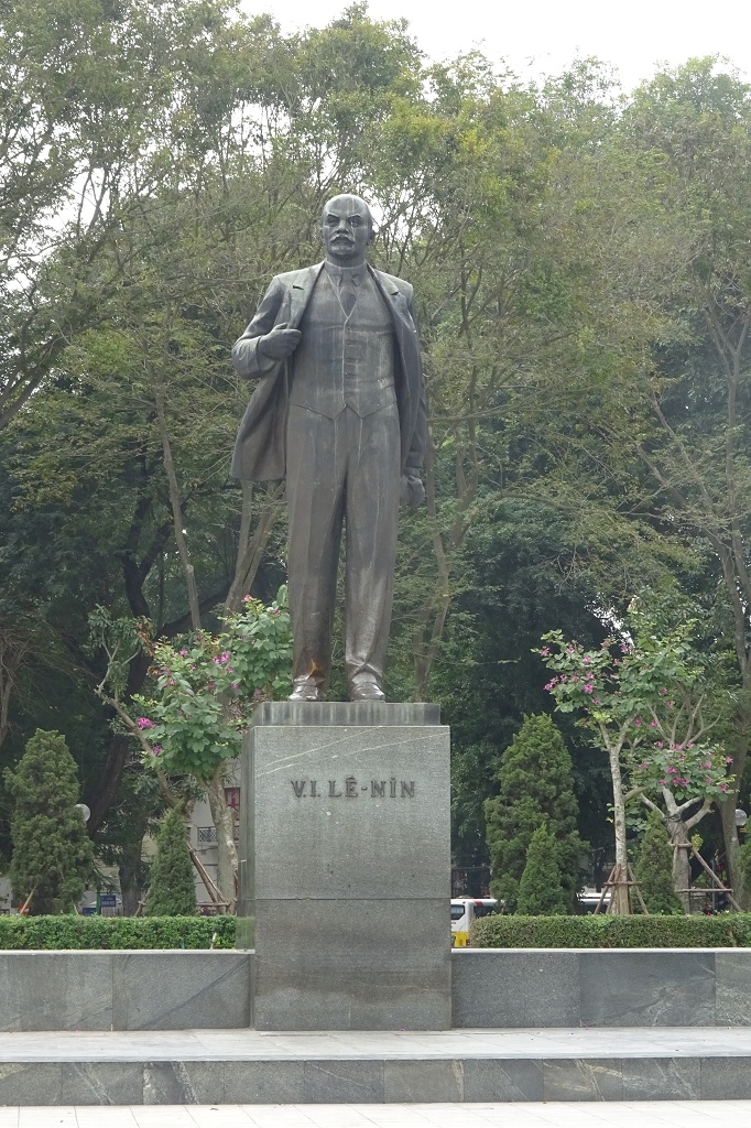 Ho-Chi-Minh Statue auf dem Ba-Dinh-Platz in Hanoi