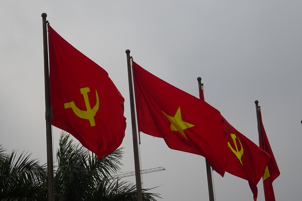 Kommunistische und vietnamesische Flagge