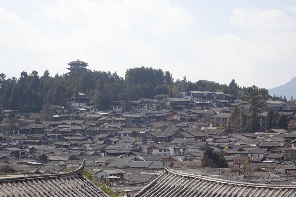 Über den Dächern von Lijiang