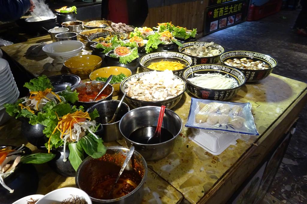 Essen am Nachtmarkt in Lijian