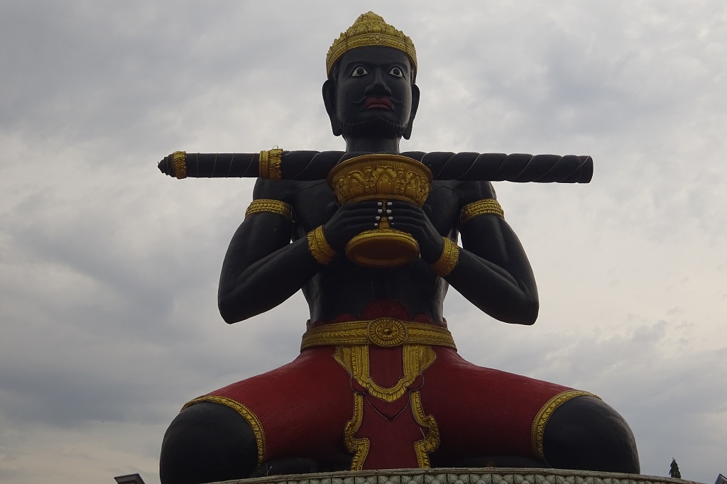 Statue von Ta Dambang mit dem schwarzen Stab